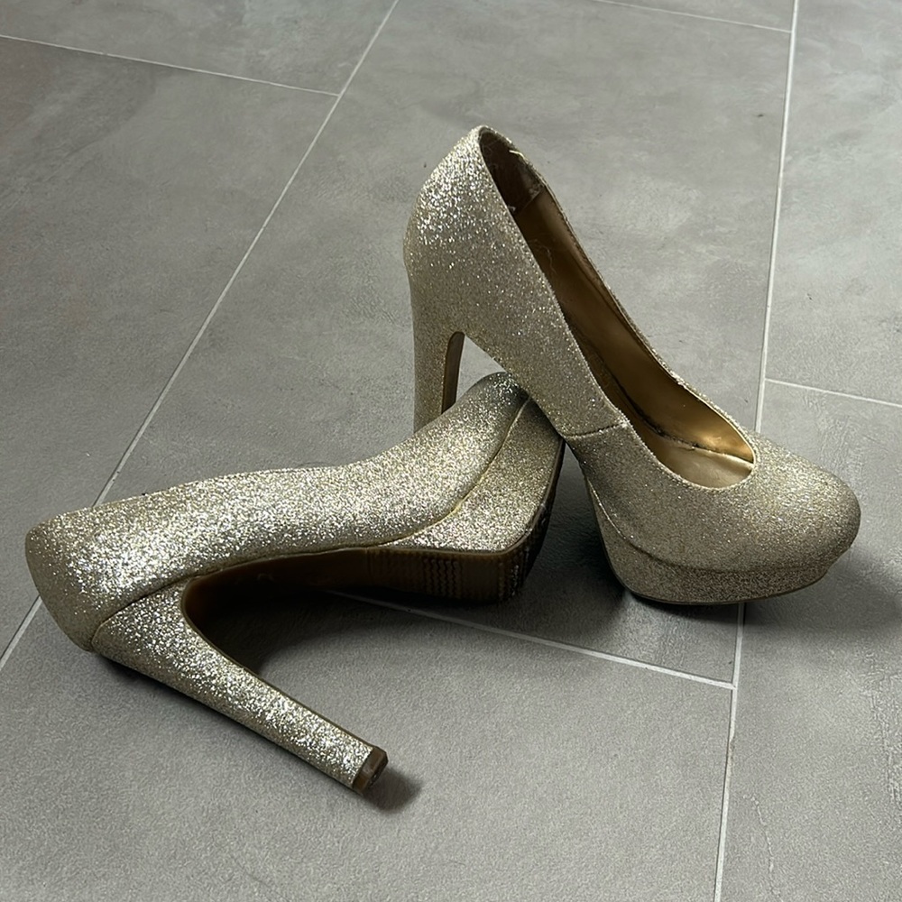 Mossimo size 6.5 platform gold sparkle heel